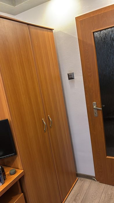 De vânzare bibliotecă și dulap.