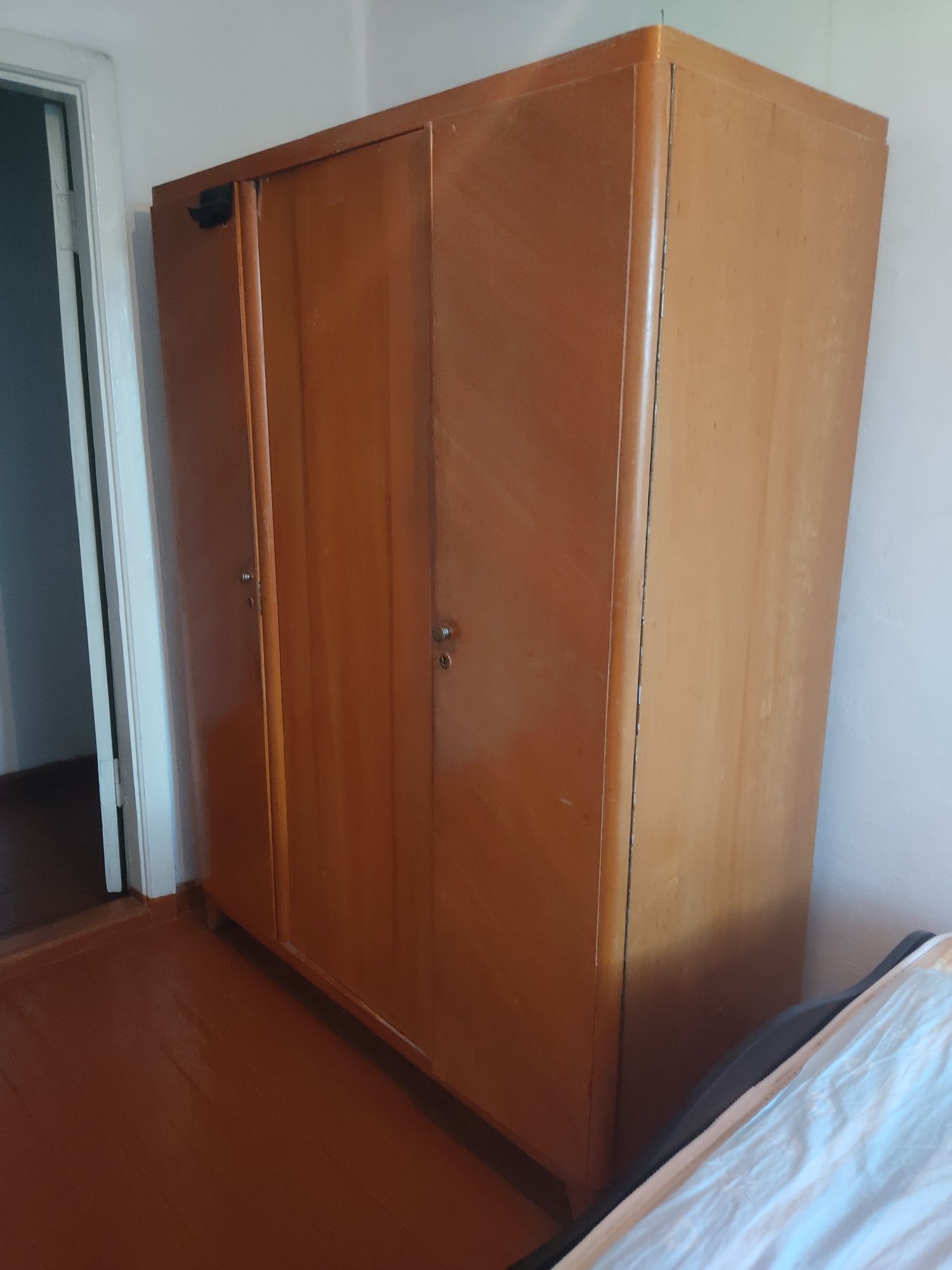 Диван кресла шкафы отдам бесплатно