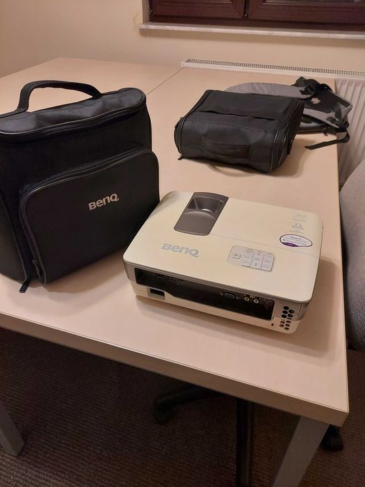 videoproiector BENQ si ecran proiectie cu actionare electica