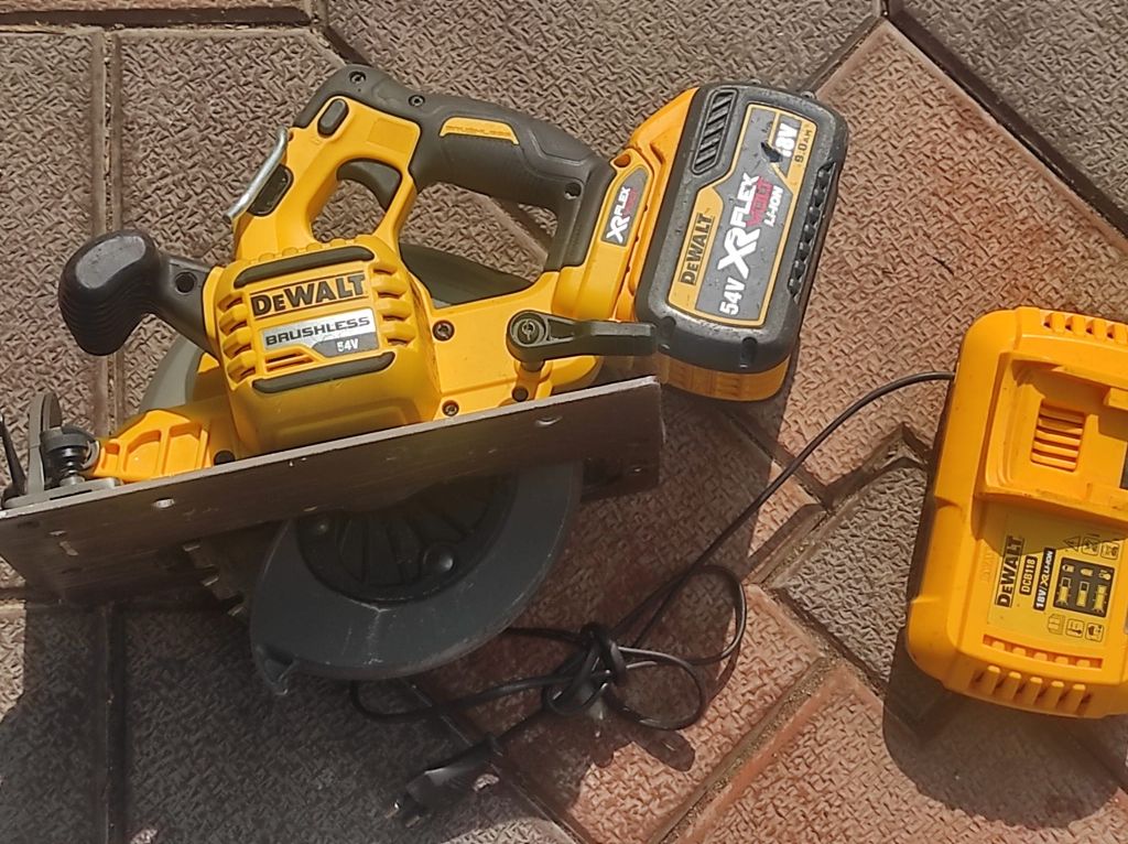 Circular Dewalt DCS 575 cu acumulator de  9A