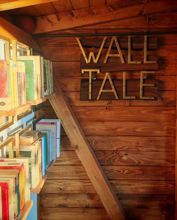 Rafturi suspendate din lemn și metal – design industrial by Wall Tale
