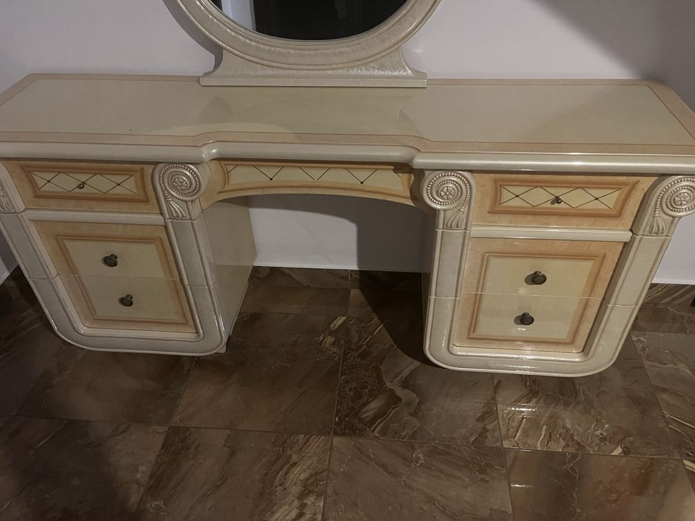 Mobilier cu oglinda din cristal si doua noptiere