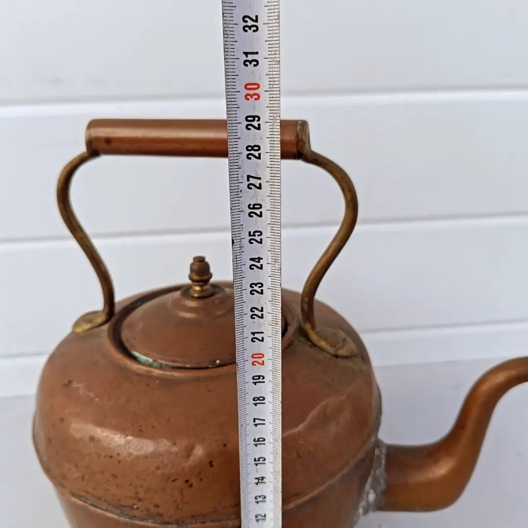 Голям старинен меден френски чайник
Цена 55 лв