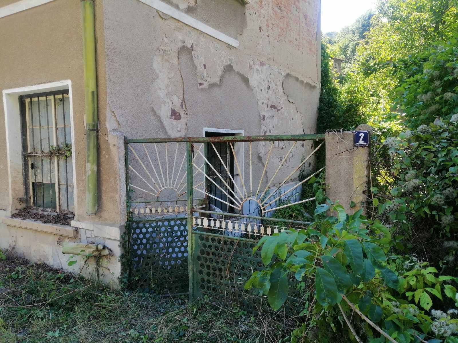 Почистване на  мазета, складове,дворове и обрасли терени