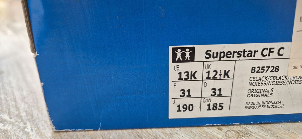 Продавам детски кожени маратонки с лепки Adidas размер 31