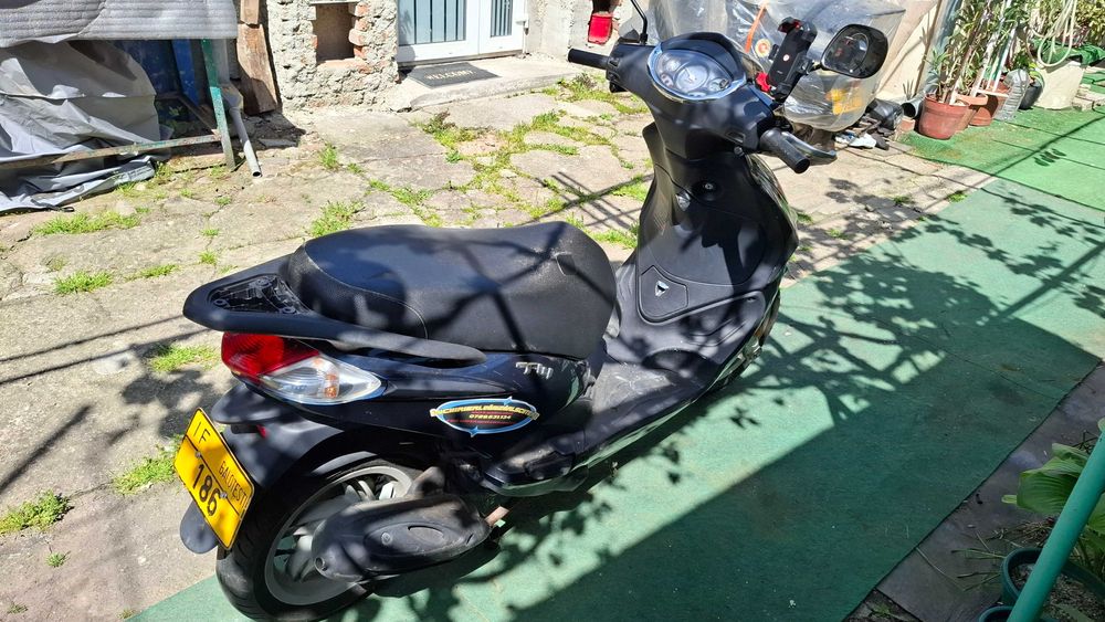 Vand scuter Piaggio New Fly 2014, 50cc Pret 1100 Euro, acte RO