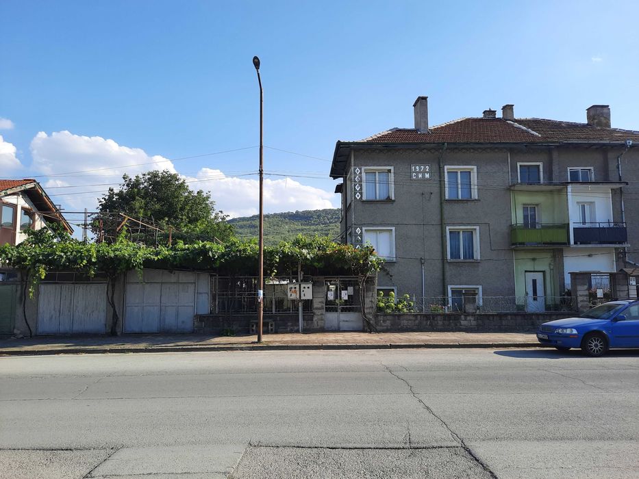 Продавам къща на 2 етажа с 2 гаража и доп. постройки