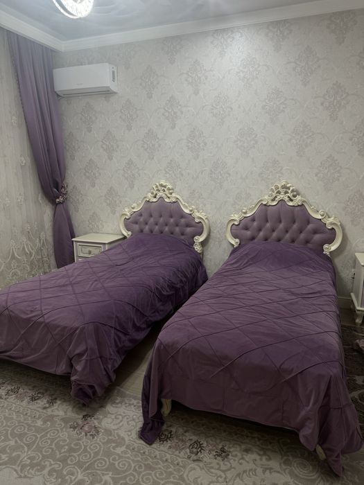 Продам кровати с тумбочками и матрасам