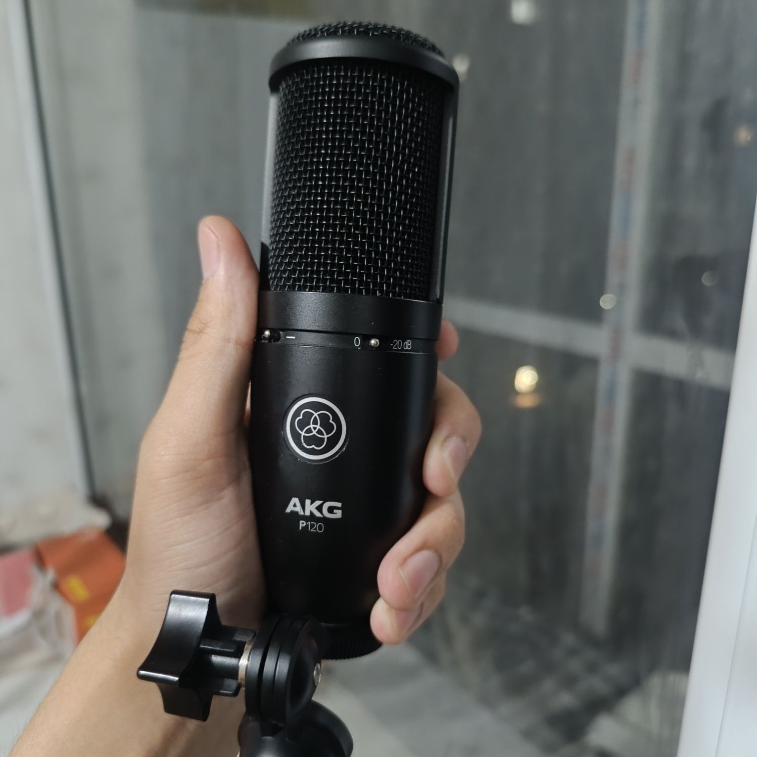 Студийный микрофон Akg p120