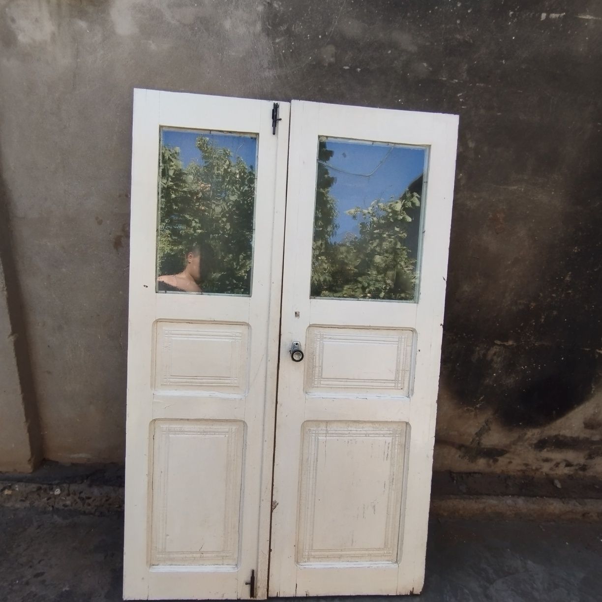 Oynali eshik uyda chiqgan holati yangi srochna kerak odamga sotiladi