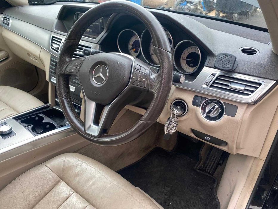 Dezmembrez mercedes e220 w212 facelift/far w212/bara w212/capota/stop/