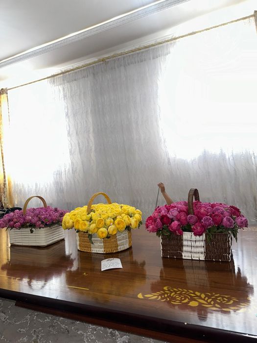 Пионовидные розы в корзине, свежие цветы