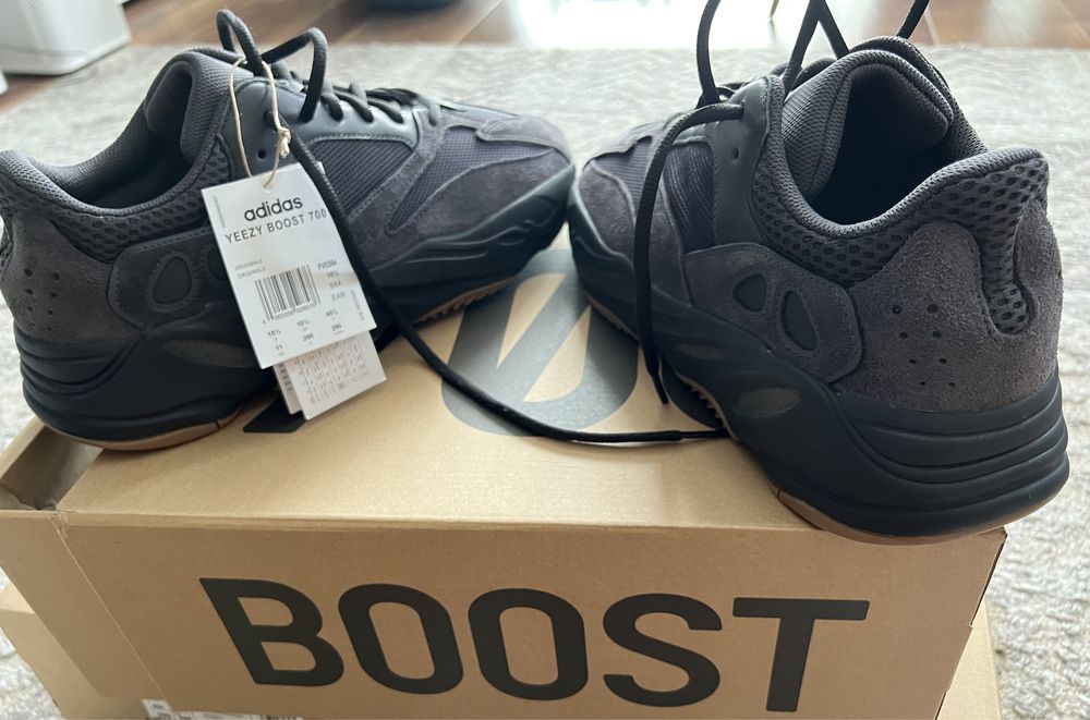 YEEZY BOOST 700 'UTILITY BLACK' EU 45 1/3 US 11,0 UK 10,5