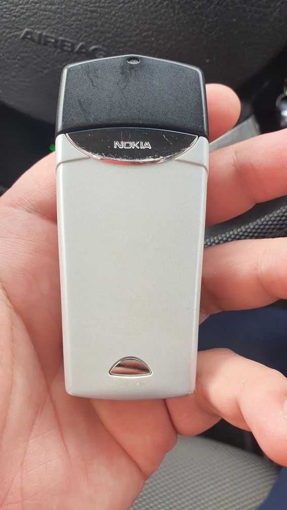 Nokia 8310 xolati cho‘tki bitta qo‘l ishlatilgan