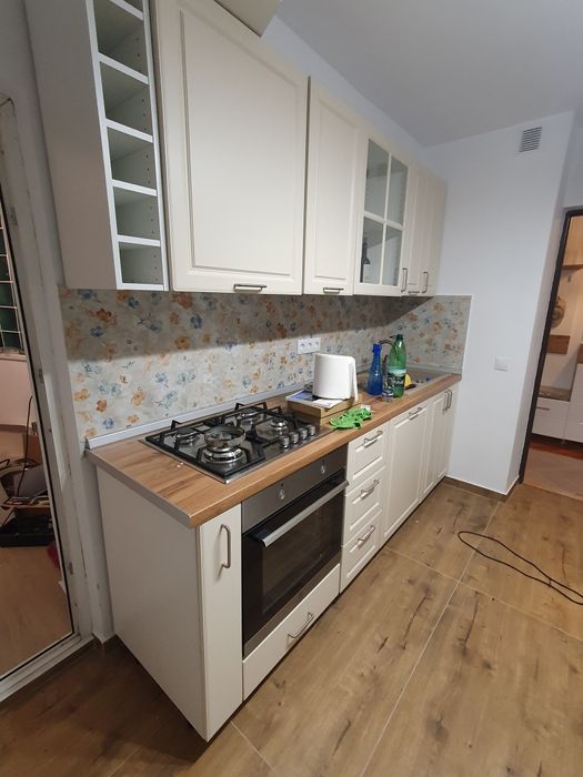 Închiriez apartament 4 camere, zona Găriii