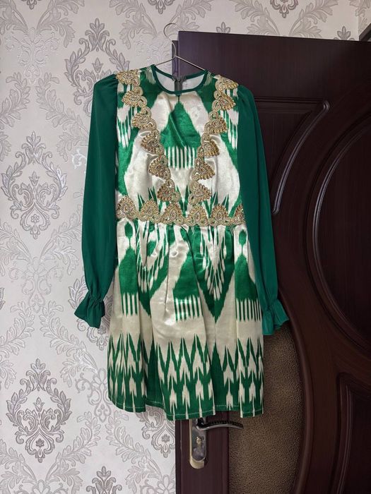 Kelinlik libosi holati yengi toza atlas bir marta kiyilgan