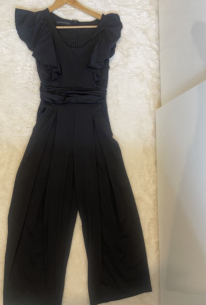 Salopeta Casa de moda Vigo ; bluza Armani, rochie Desigual