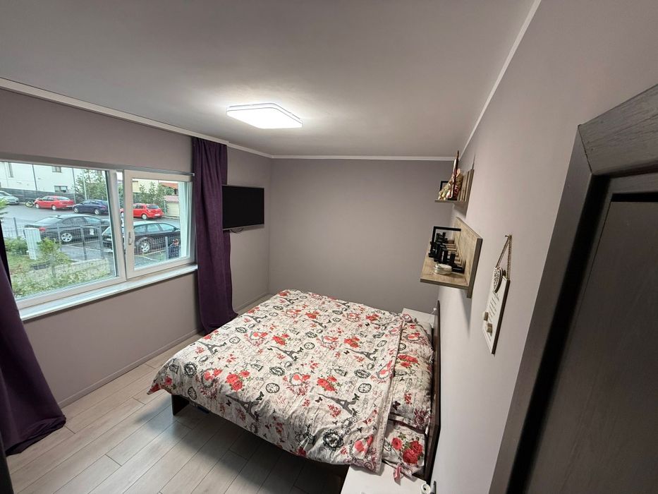 Vând apartament mobilat si utilat.