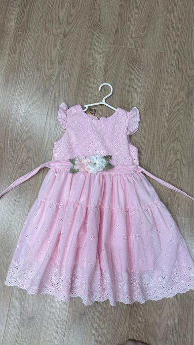 Продам нарядное детское платье (розовое, с вышивкой и цветами)