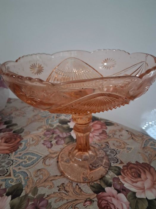 Стъклена фруктиера.