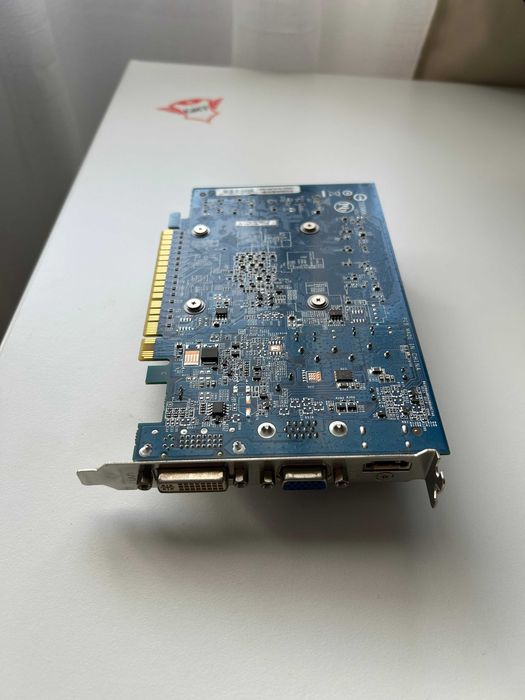 GeForce GT 730 – Placa video pentru oameni mari, care lucrează.