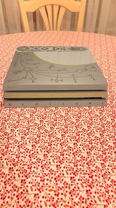 PS4 Pro 1 TB PS4 1 TB  2 manete + 20 jocuri + chitară Guitar Hero