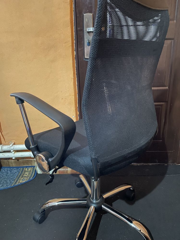 Vand scaun de Gaming foarte putin utilizat