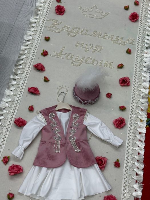 Тұсаукесерге арналған ақ жол, көйлек