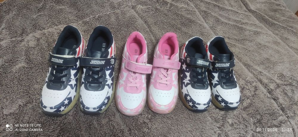 Продаются кросовки с роликом кожаные с подсветкой корейские 3 шт.