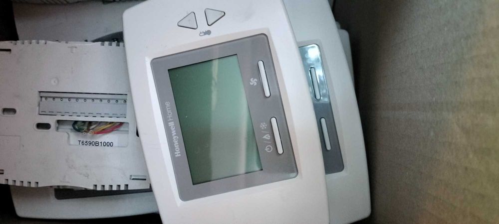 Termostat Honeywell Cougar pentru ventiloconvectoare cu 2 tevi