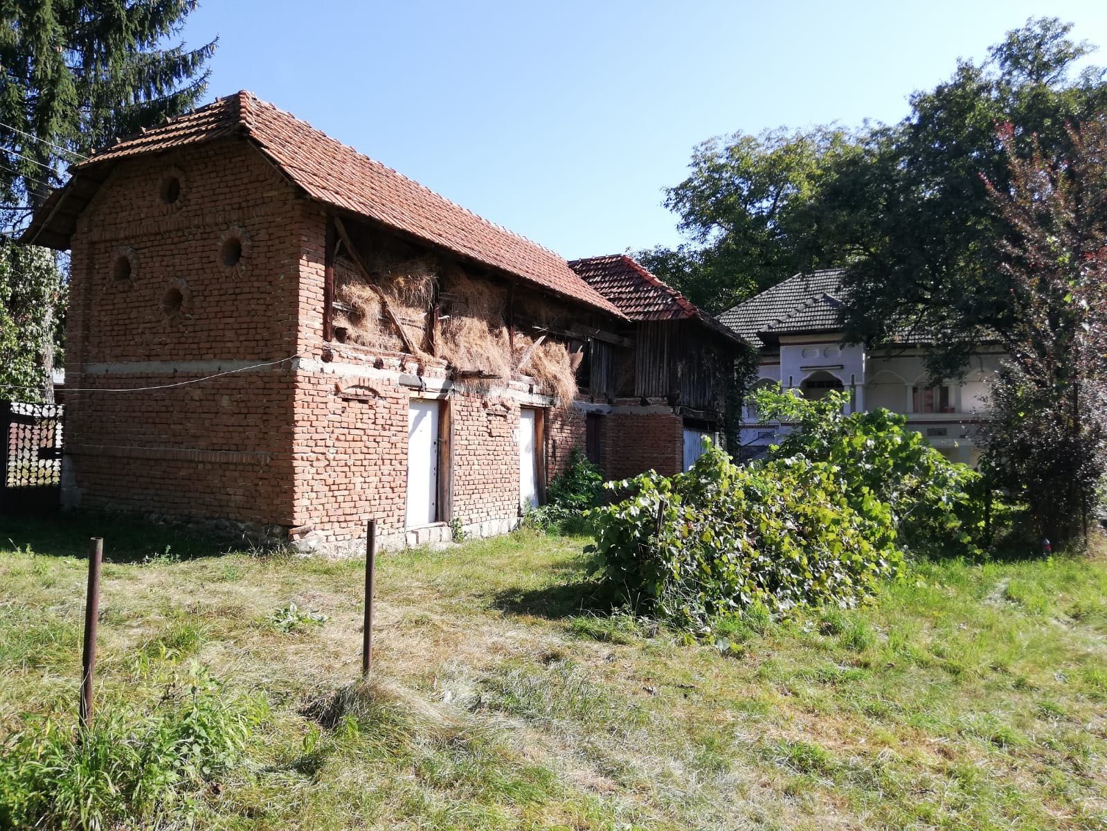 Casa in stil brancovenesc+ teren de vanzare la 2 ore de Bucuresti