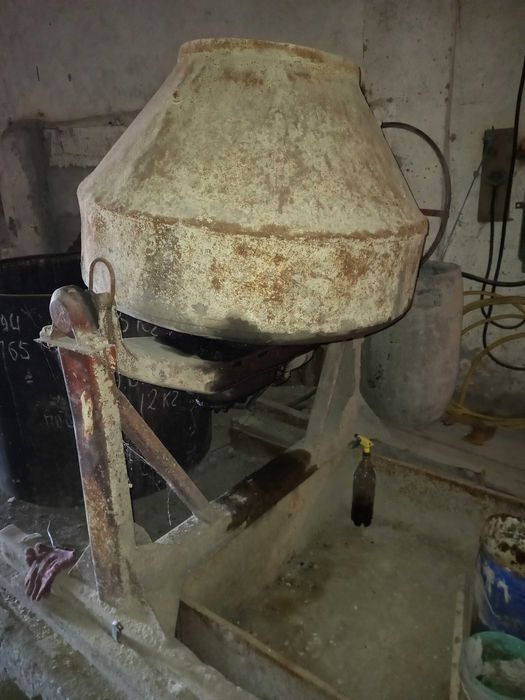 Продам бетономешалку и станок для производства блоков.