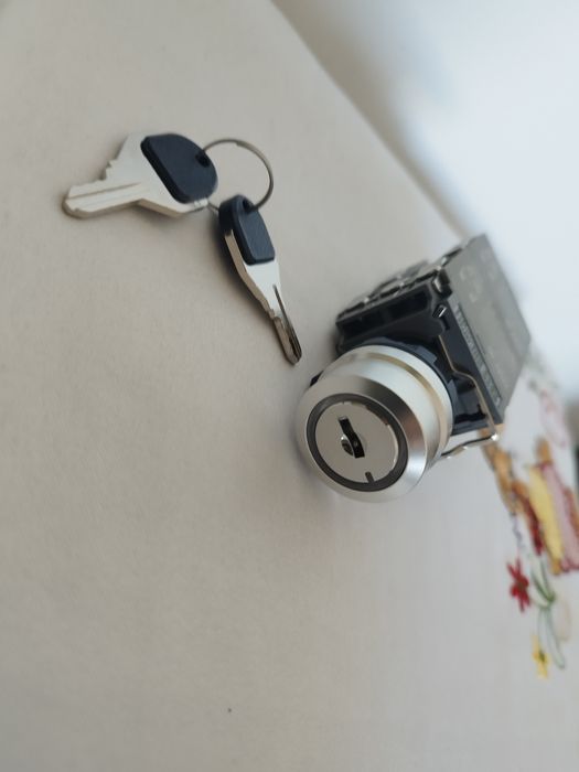 Buton ON/OF/ON cu cheie