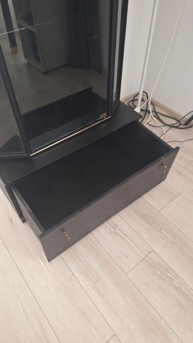 Холова витрина с долен голям шкаф