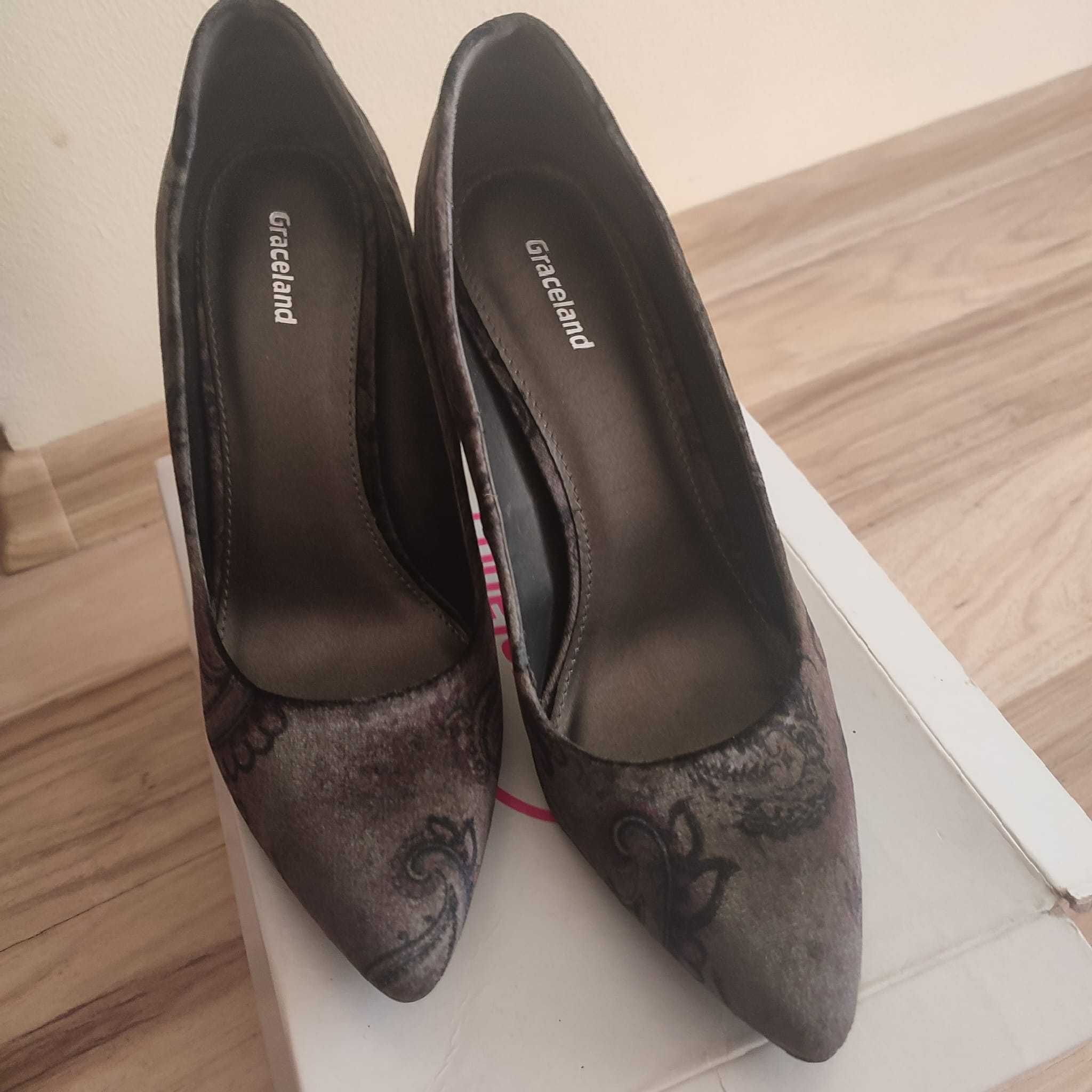 Pantofi oliv, piele intoarsa, verde inchis cu model discret, negru ,