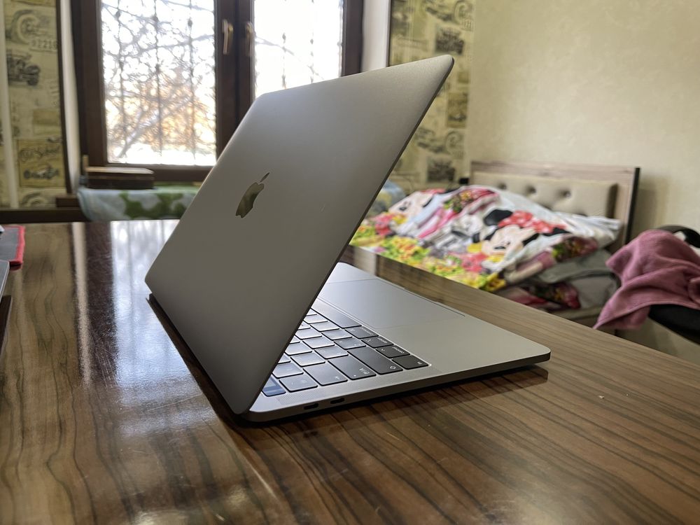 * Apple MacBook Pro 13 A2159 Retina 2019 год core i5 почти новый!