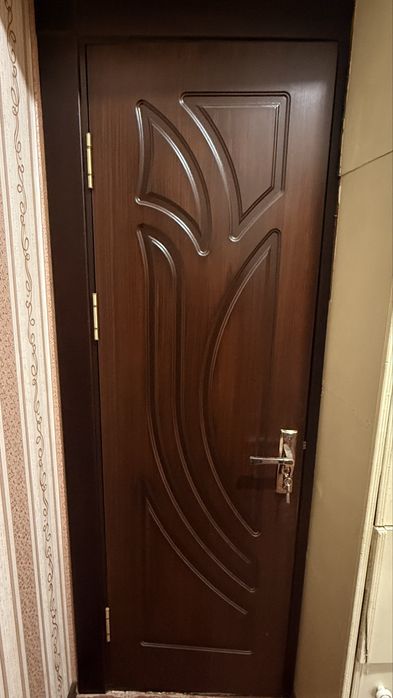 Между комнатные дверь