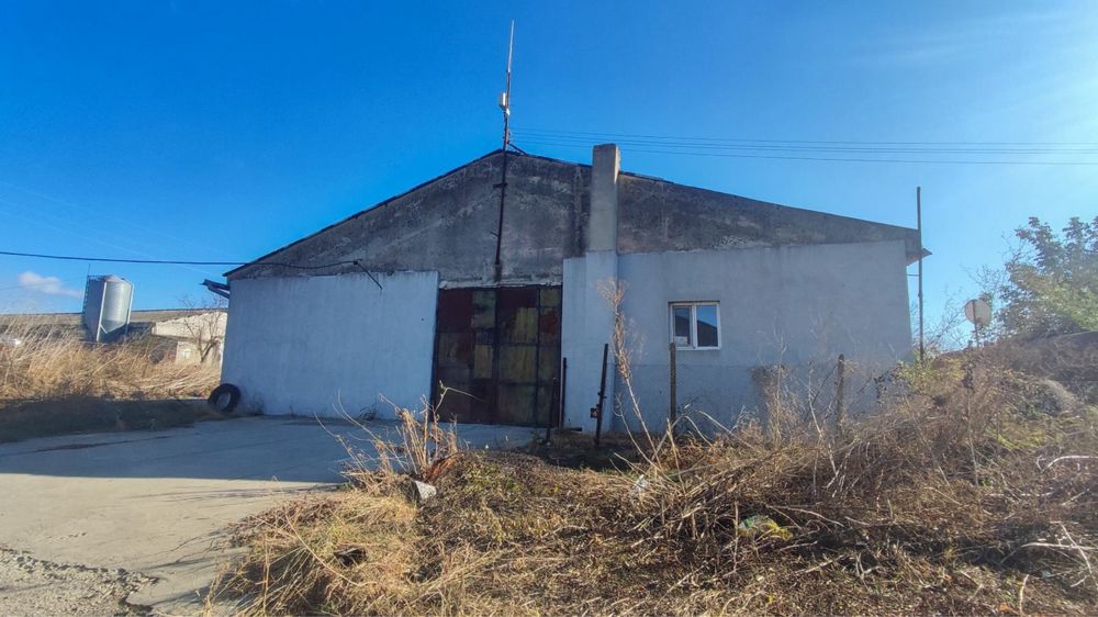 Селскостопанска сграда с двор, с. Голямо Соколово, общ. Търговище.