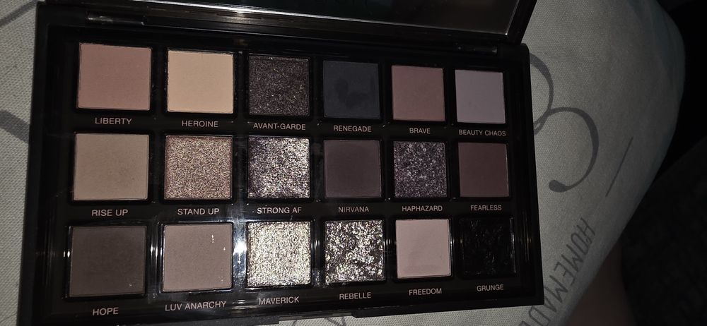 Vand palete fard inglot si huda beauty.