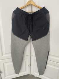 Pantaloni Nike Tech