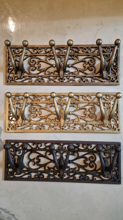 Масивна Чугунена зак/чалка, декоративна, стабилна.