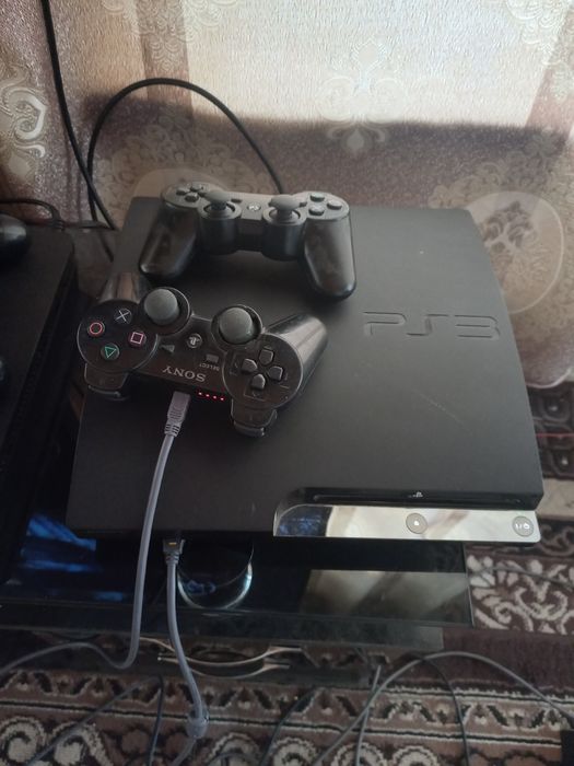PS3 slim ideal tiniq 2 djoystik bor o'yinlar yozilgan uyda ishlatilgan