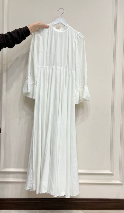 Qo‘l mehnatida ayollar atlas libosi – nafis uslubda