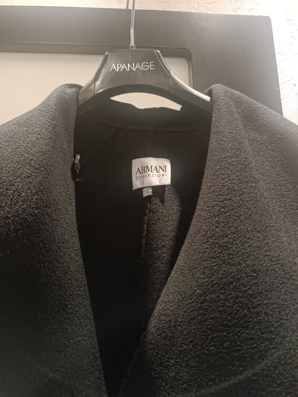 Лёгкое пальто , качественное, стильное , видно что очень дорогое