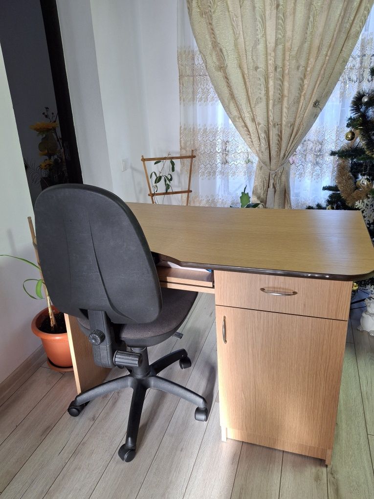 Vând birou cu scaun reglabil