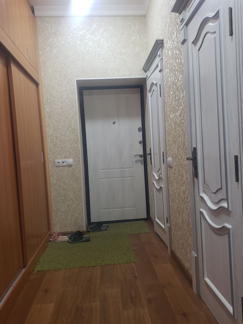 Продаётся 4 комнатная кв в центре города на Навои