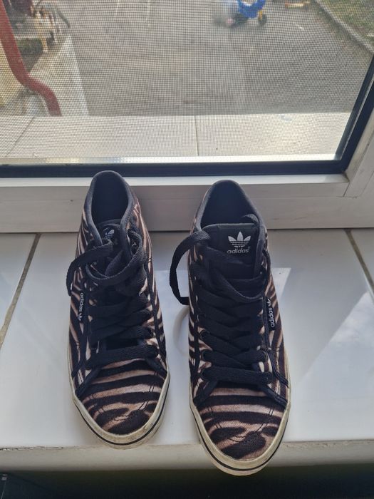 Vand Adidas cu talpa înaltă în interior