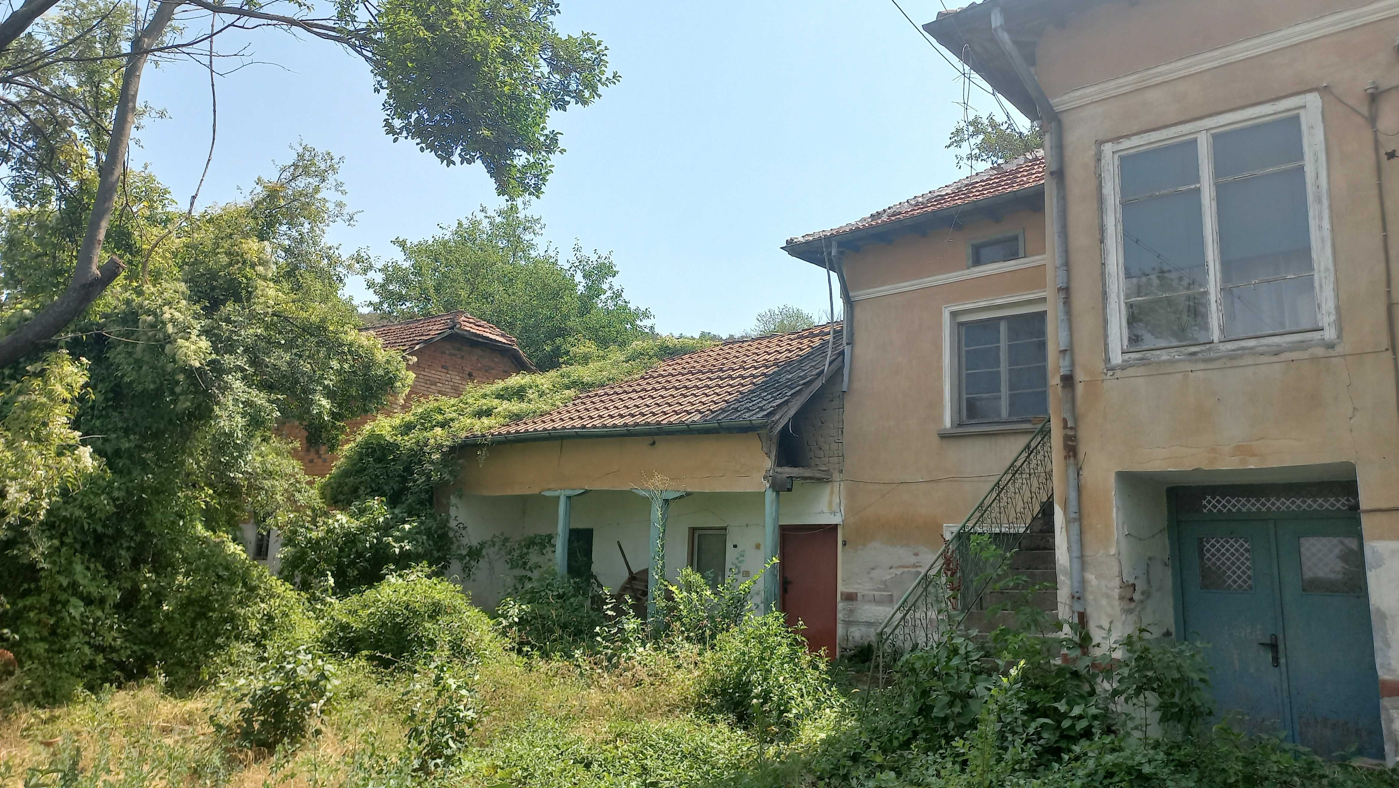 С.Крета-масивна къща 130кв.м. допълнителни постройки-над 150кв.м.