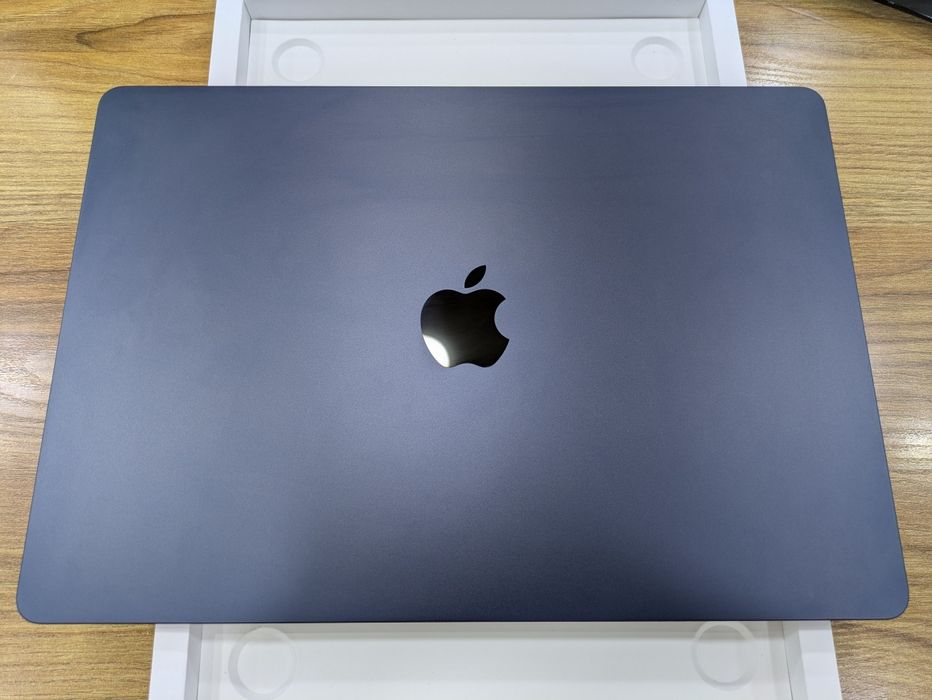 MacBook air M2 15   8 256  midnight