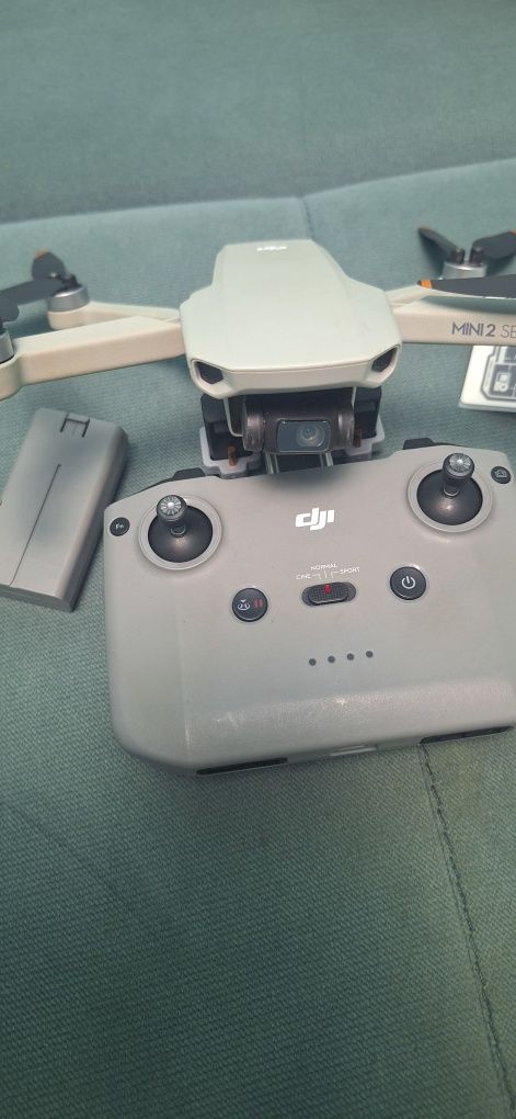 Dji mini 2 se + дигитална зарядна станция , 4 батерии и гаранция 1г